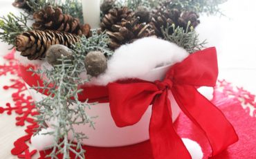 CHRISTMAS DECORATIONS ON THE TABLE